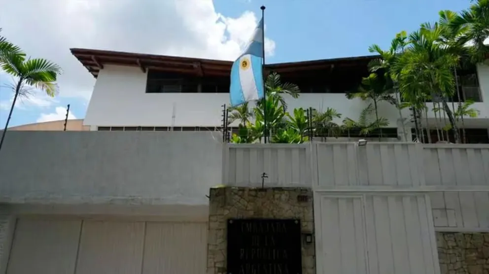 Desaparecieron 90 mil dólares de la cuenta de la embajada argentina en Venezuela