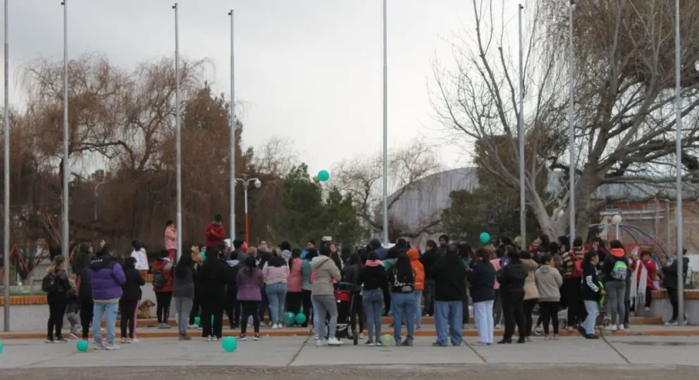 Mainqué marchó pidiendo justicia por Antonella Silva: "Que no quede en el olvido"