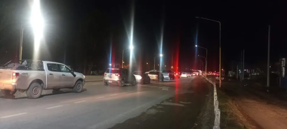 Ruta 22: gran operativo de remoción por el vuelco de un camión cisterna