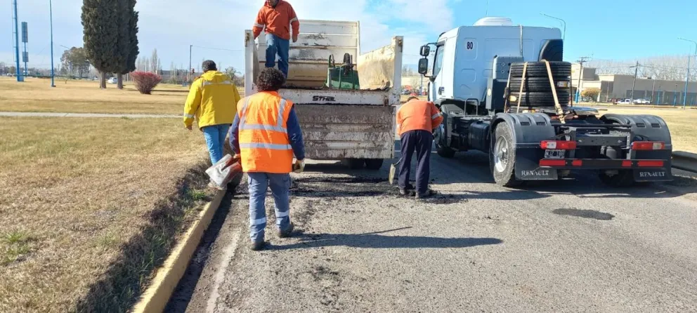 Personal de Vialidad Nacional reparó los baches en la rotonda ded Ruta 22 y Avenida Roca. Foto (ANR).