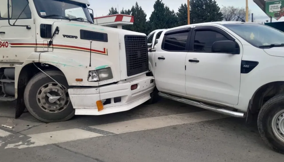 Iba hablando por celular en Ruta 22 y desencadenó un choque