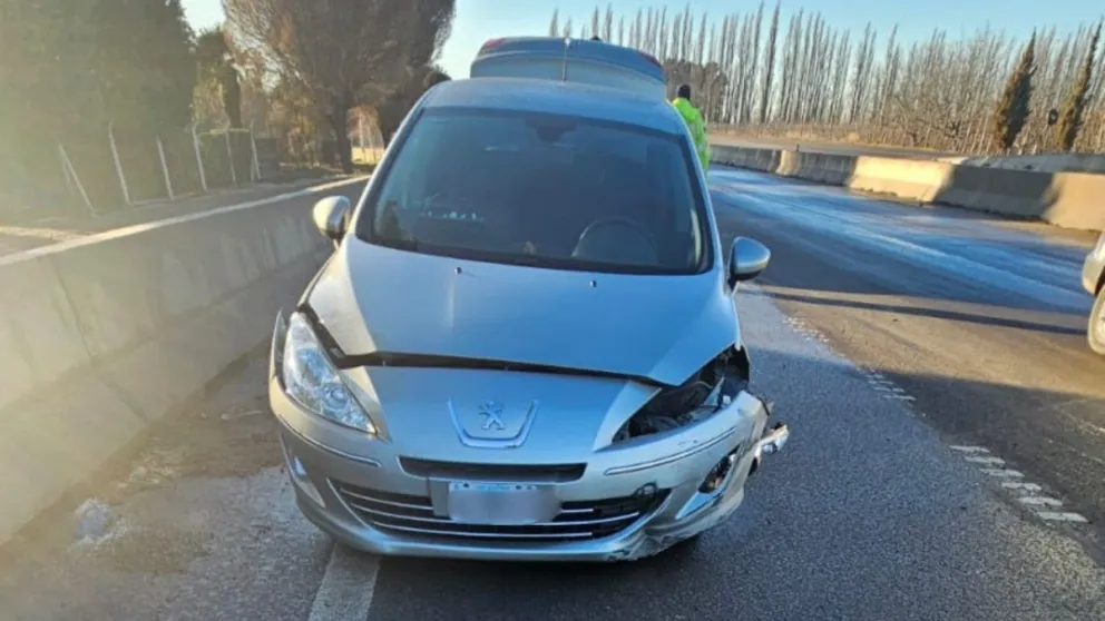 Por el hielo que había sobre la calzada, despistó y chocó en ruta 22