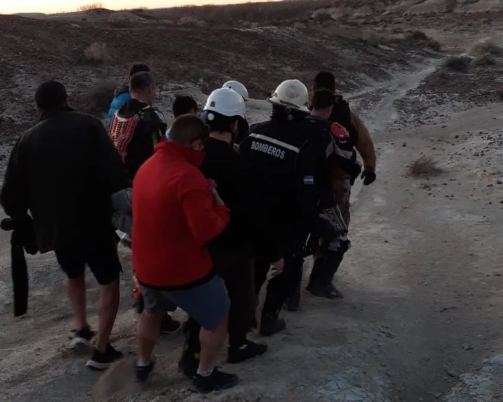 Policía y bomberos trabajaron en el rescate de un hombre en el Valle de la Luna Amarillo