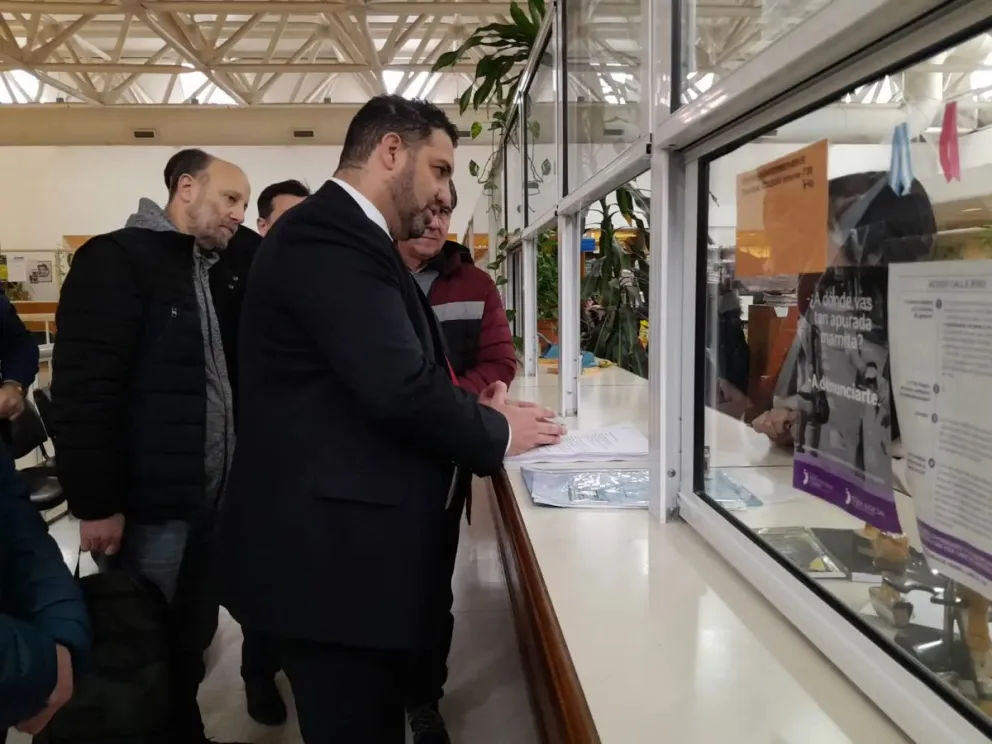 el legislador Delgado junto a CAIC presentaron el amparo // Foto facebook Luciano Delgado.