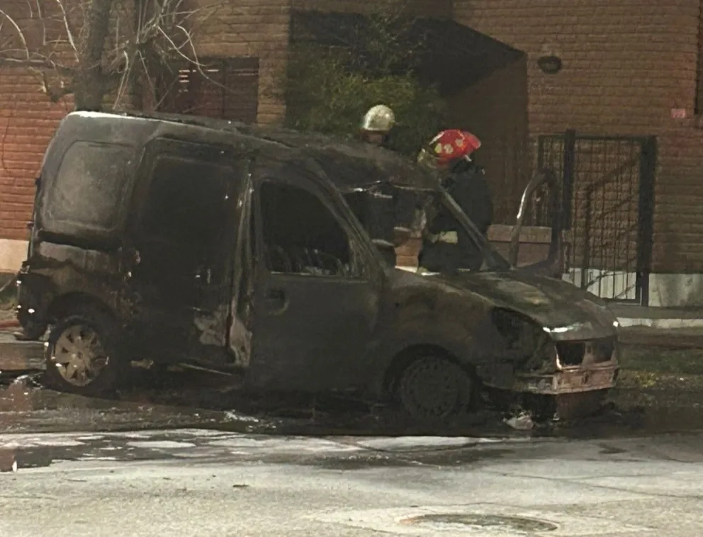Una camioneta se prendió fuego y tuvieron que trabajar dos unidades de bomberos