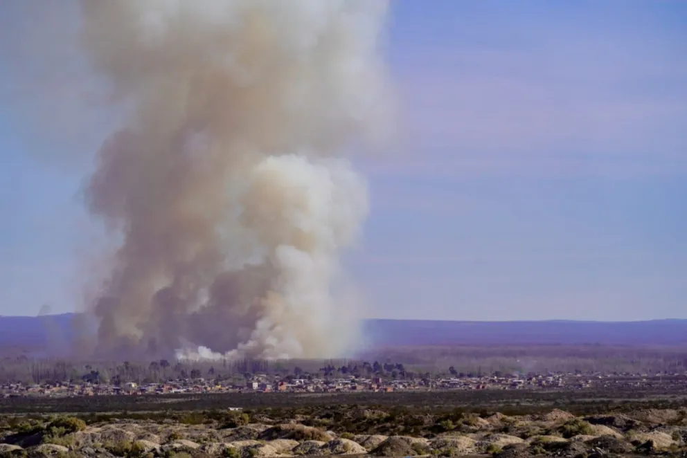 Extensa cortina de humo cubre el oeste de General Roca: cómo se provocó?