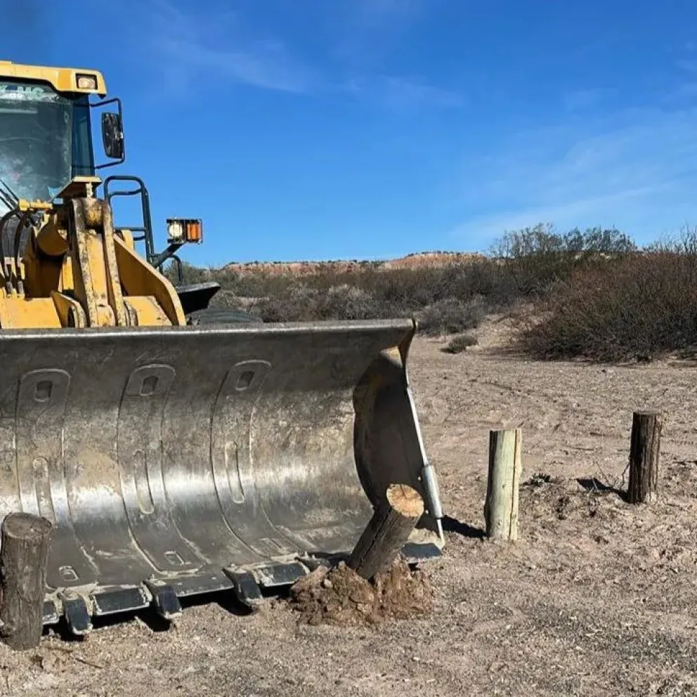 Colocaron postes ilegalmente en el acceso al río en Paso Córdoba y el municipio intervino
