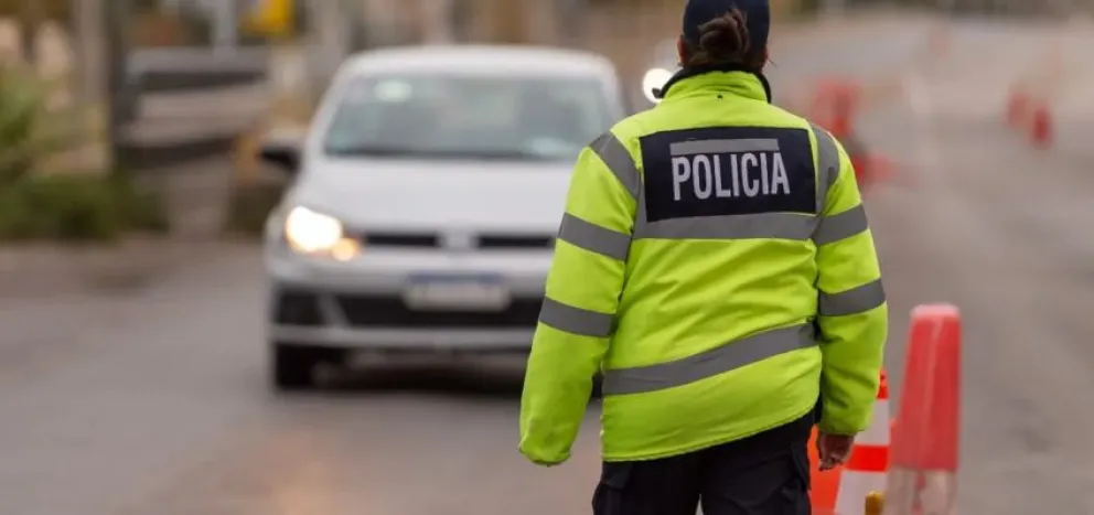 Robaron, los encontró la policía y descubrieron que uno de ellos tenía un pedido de captura vigente