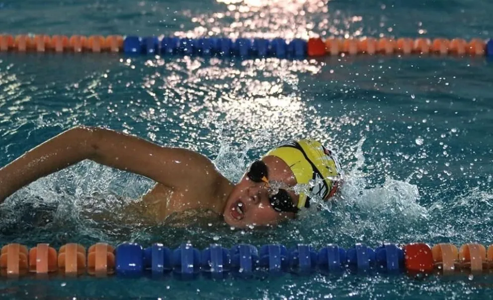 Media maratón de natación en Roca: invitan a la comunidad a sumarse a nadar 