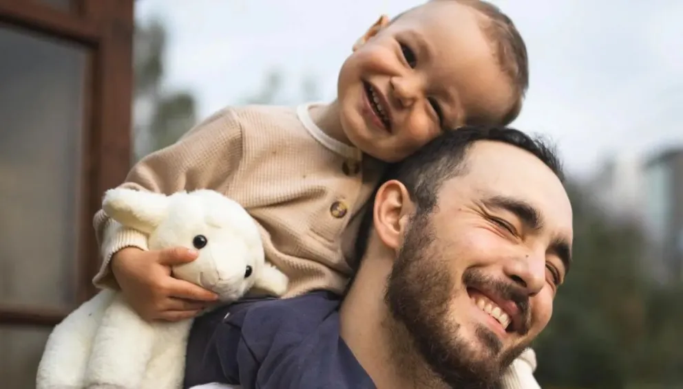 Se quitó el apellido del padre para no transmitírselo a su bebé 