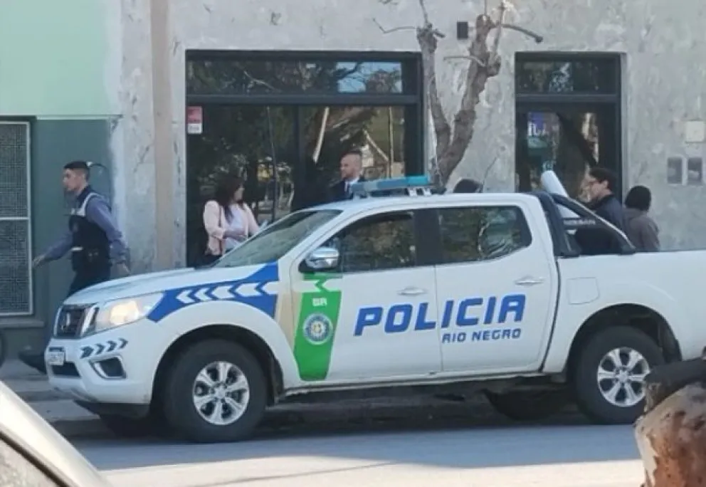 Por una denuncia contra la intendenta Pinilla, allanan el Municipio de Huergo. Foto (LCR).