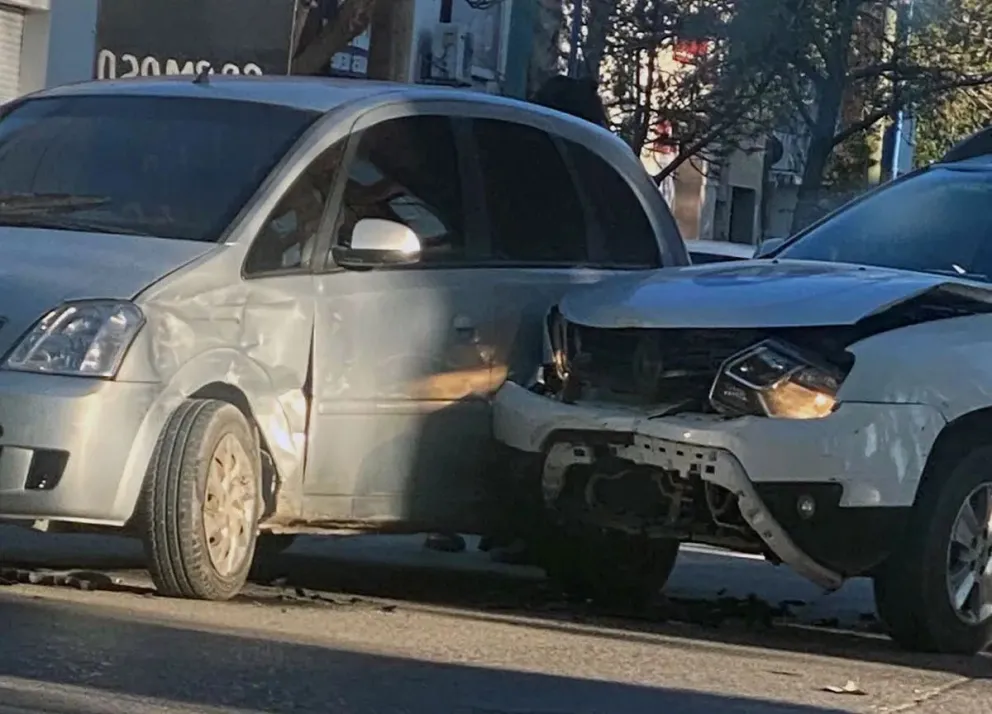 Choque en el centro de Roca: Un auto de la municipalidad y otro vehículo colisionaron