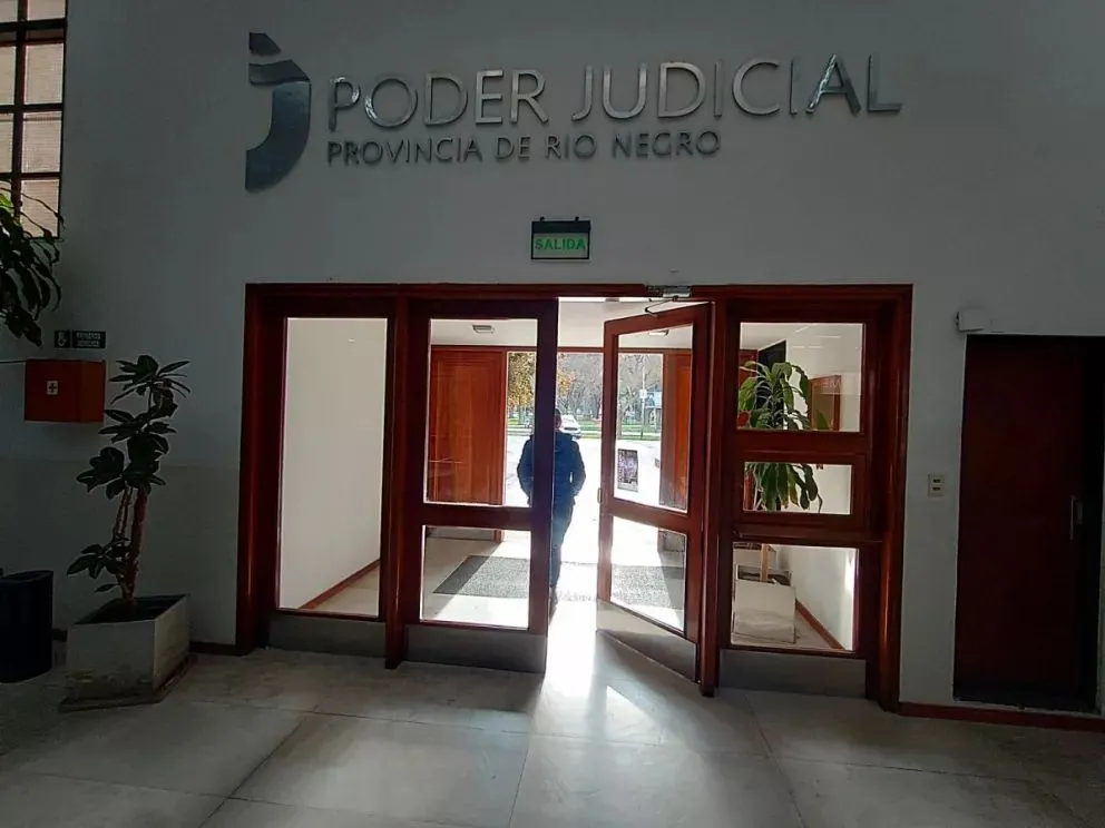 Echaron a un agente judicial por violencia de género