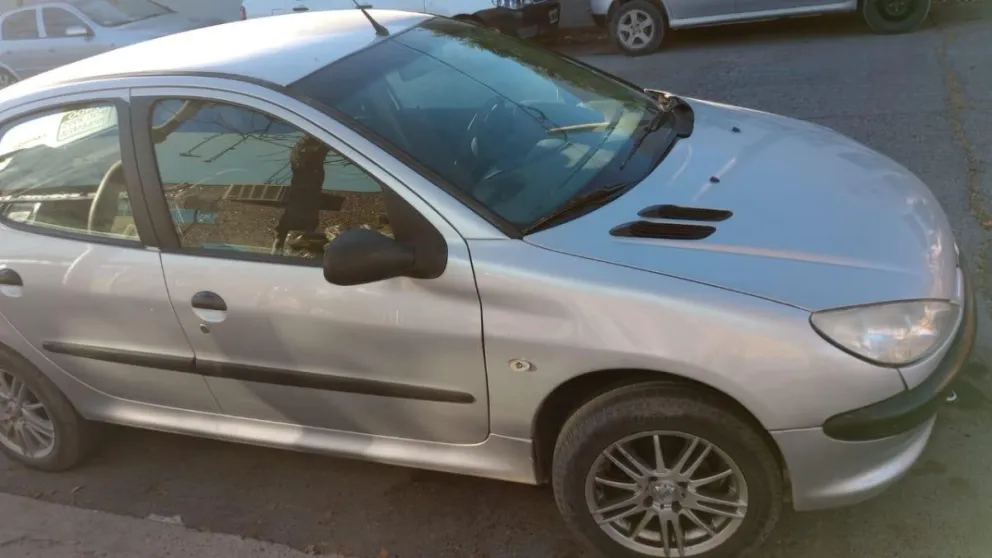 Todo lo robado fue cargado en el Peugeot 206. El vehículo es intensamente buscado por la policía. Foto (LCR).