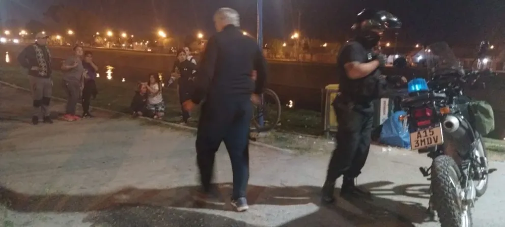 La mujer fue atacada a la orilla del Canal Grande y fue atendida por el Siarme. Buscan a los atacantes. Foto (ANR)