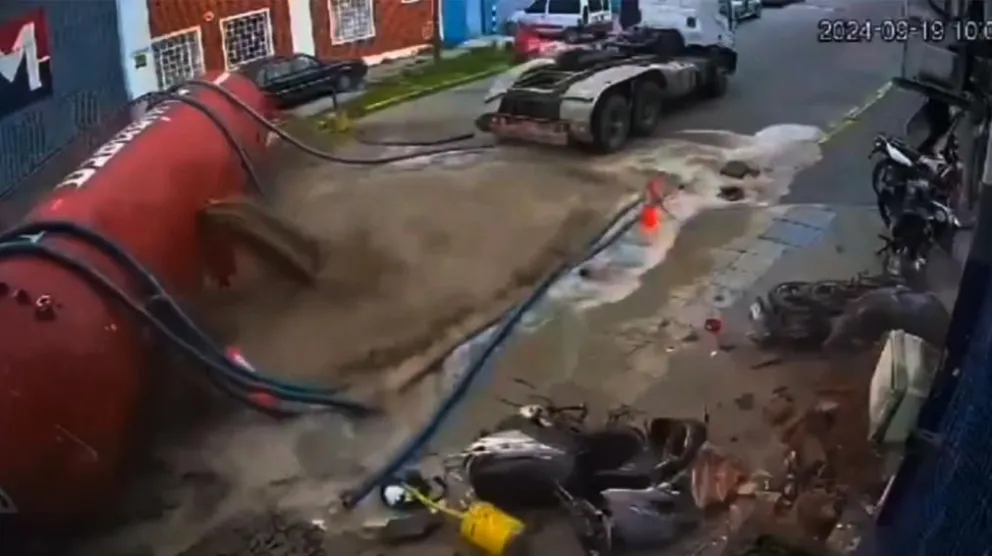 Video: volcó un camión atmosférico y derramó toda su carga inundando una calle