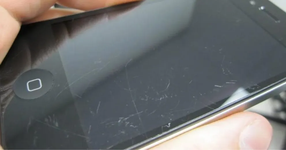 Truco casero para eliminar las rayas de la pantalla de los teléfonos 