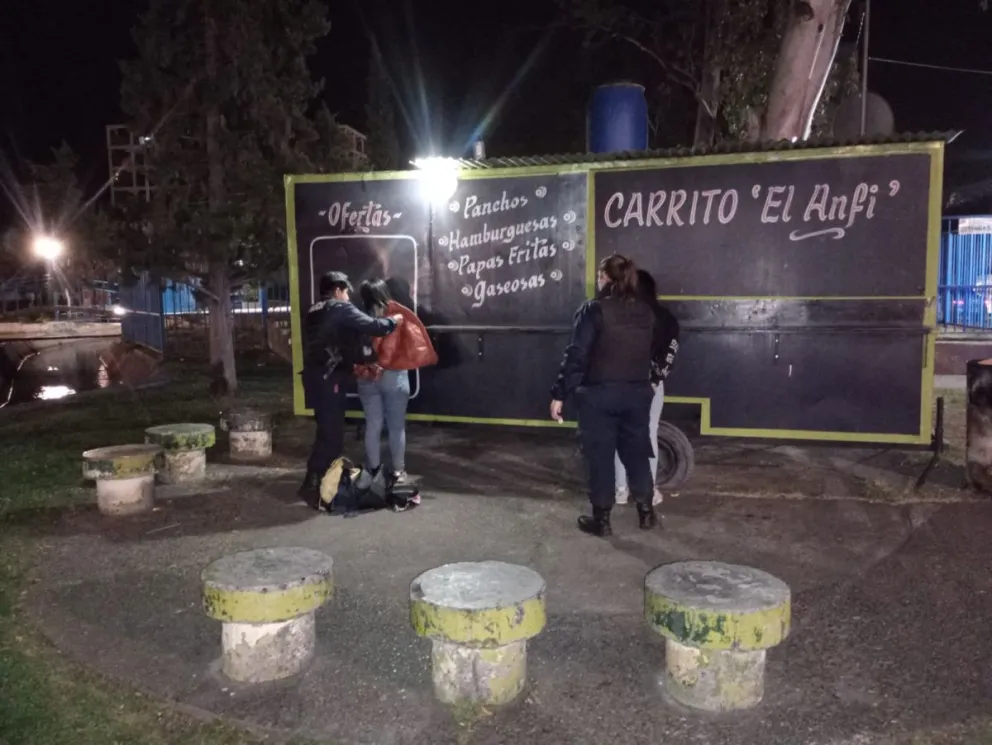 Tres personas quedaron detenidas por sustraer elementos en el carrito de comidas del Anfi
