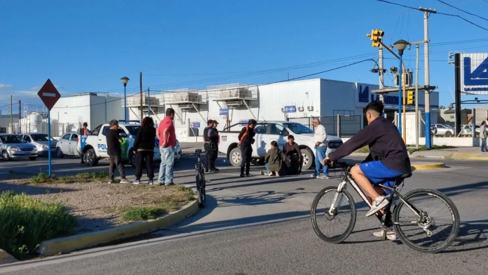 Choque en una esquina complicada: colisionaron una bicicleta y un auto