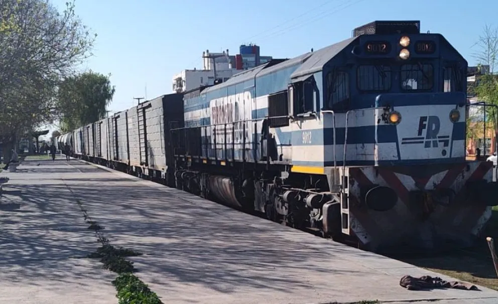 El tren está detenido entre Don Bosco y España mientras hacen los arreglos. Foto (Gentileza).