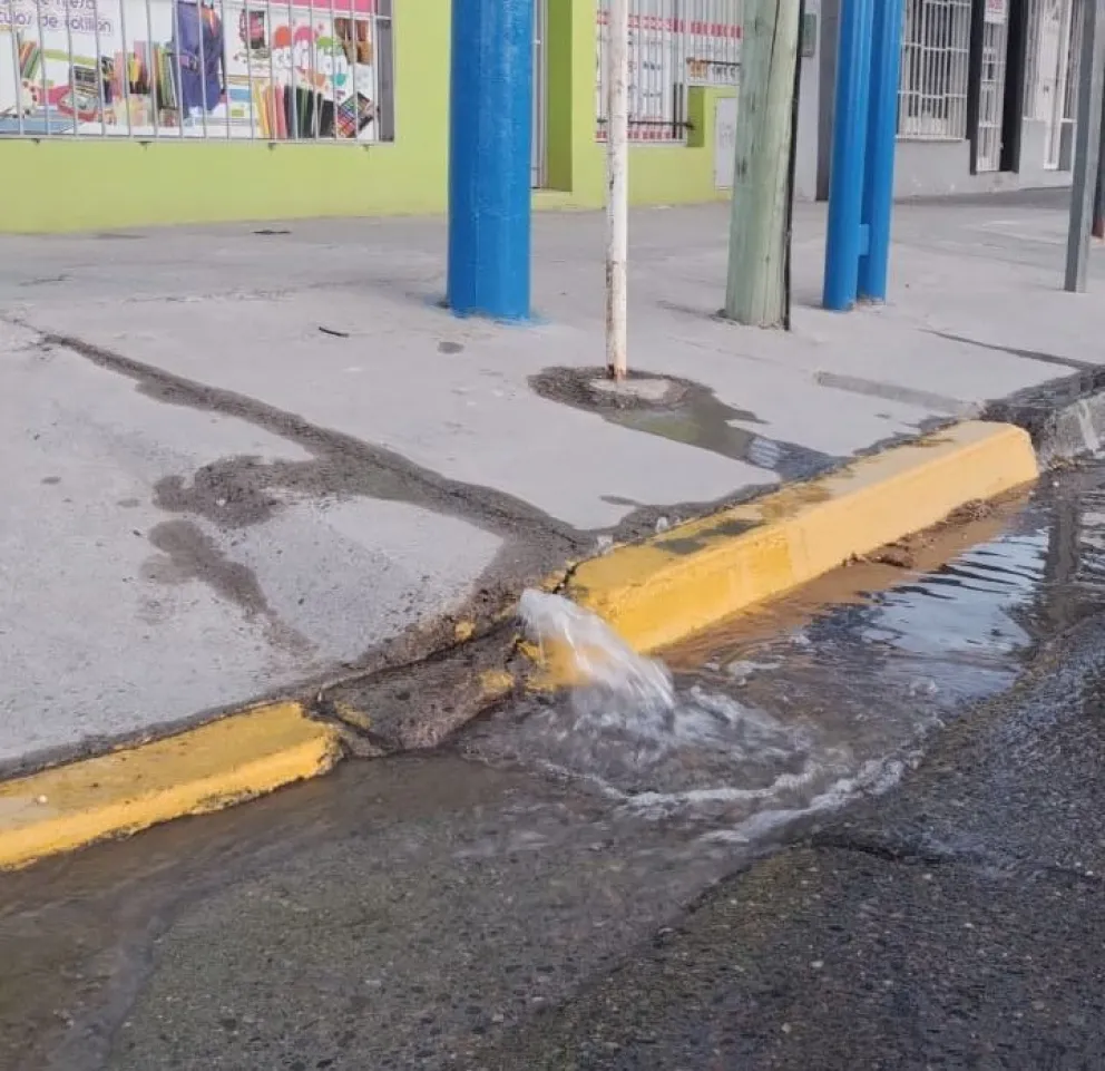 VIDEO: una impresionante pérdida de agua inunda las calles de Roca