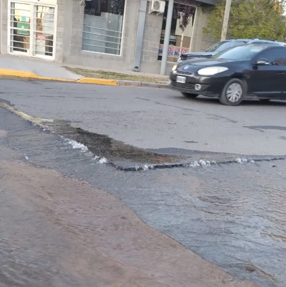Una enorme pérdida en San Juan y Moreno afectó el servicio en toda la ciudad. Foto (ANR).