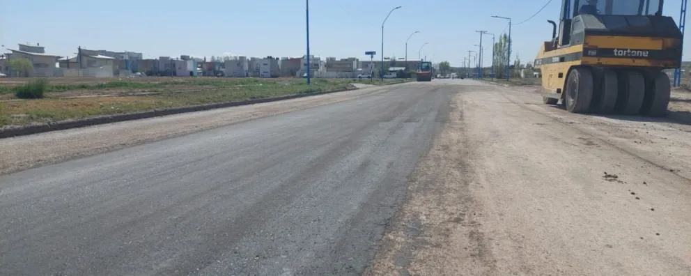 Reparaciones en calle Jujuy: avanzan con la colocación de pavimento y reconstrucción de la rotonda