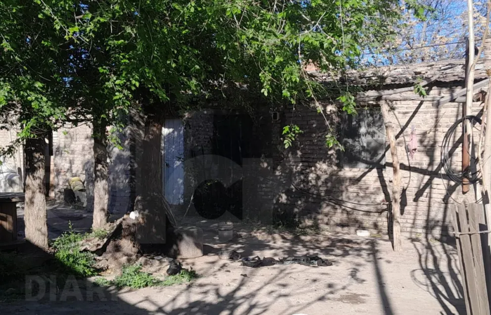 La casa tiene custodia policial ya que se aguarda la llegada del perito de bomberos. Foto (LCR)