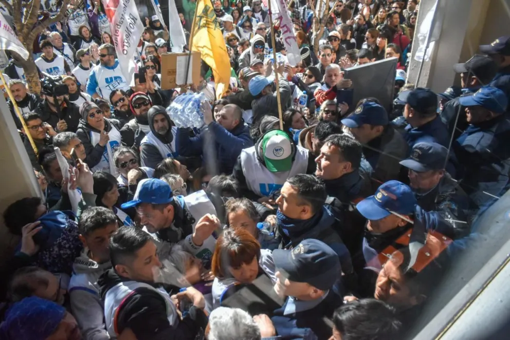 Durante el tratamiento del proyecto que busca declarar a la educación como servicio estratégico esencial, se produjeron desmanes. Foto (NoticiasNet).