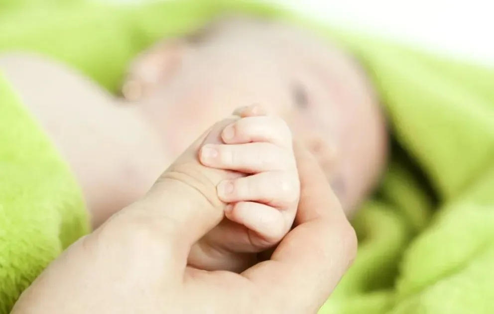 Convocan a familias solidarias para una bebé recién nacida en Roca