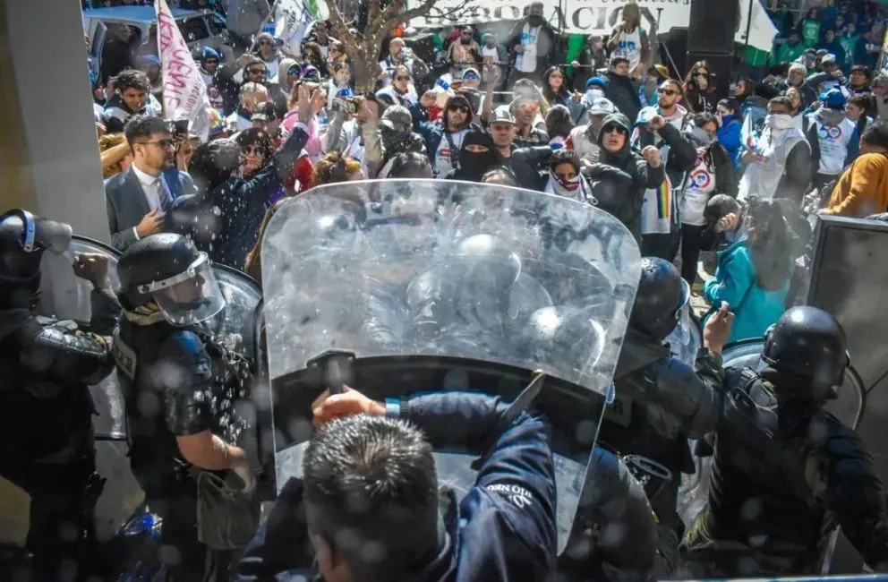 Weretilneck condenó los hechos de violencia en la Legislatura