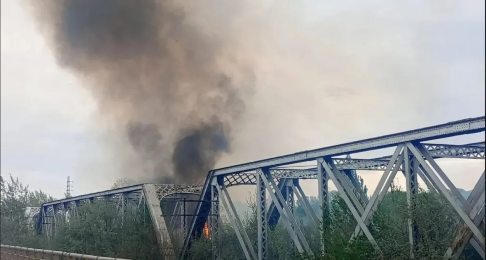 Otra vez los bomberos tuvieron que acudir a un incendio, es el tercero del día. (Foto:Emanuel Bongiovani)