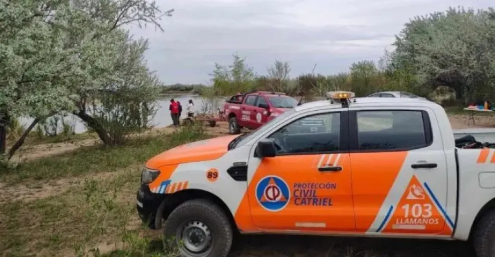 El cuerpo estaba sobre uno de los brazos del Colorado, que pasa por atrás del camping. Macaulife. (Foto CIPO360).