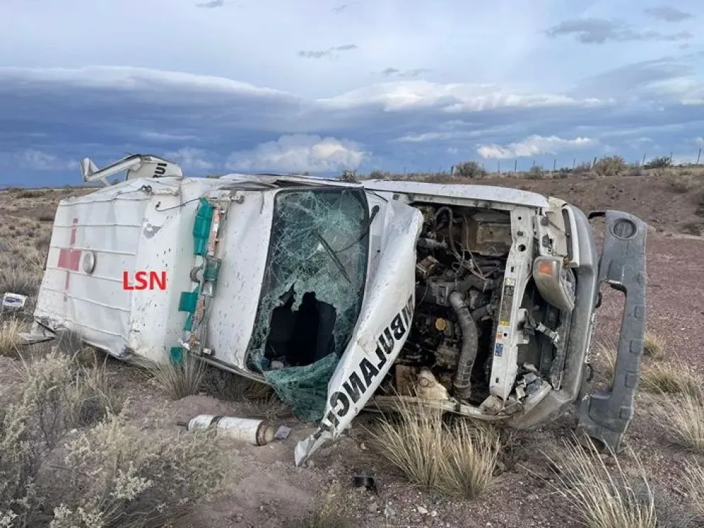 Murió una persona al volcar una ambulancia
