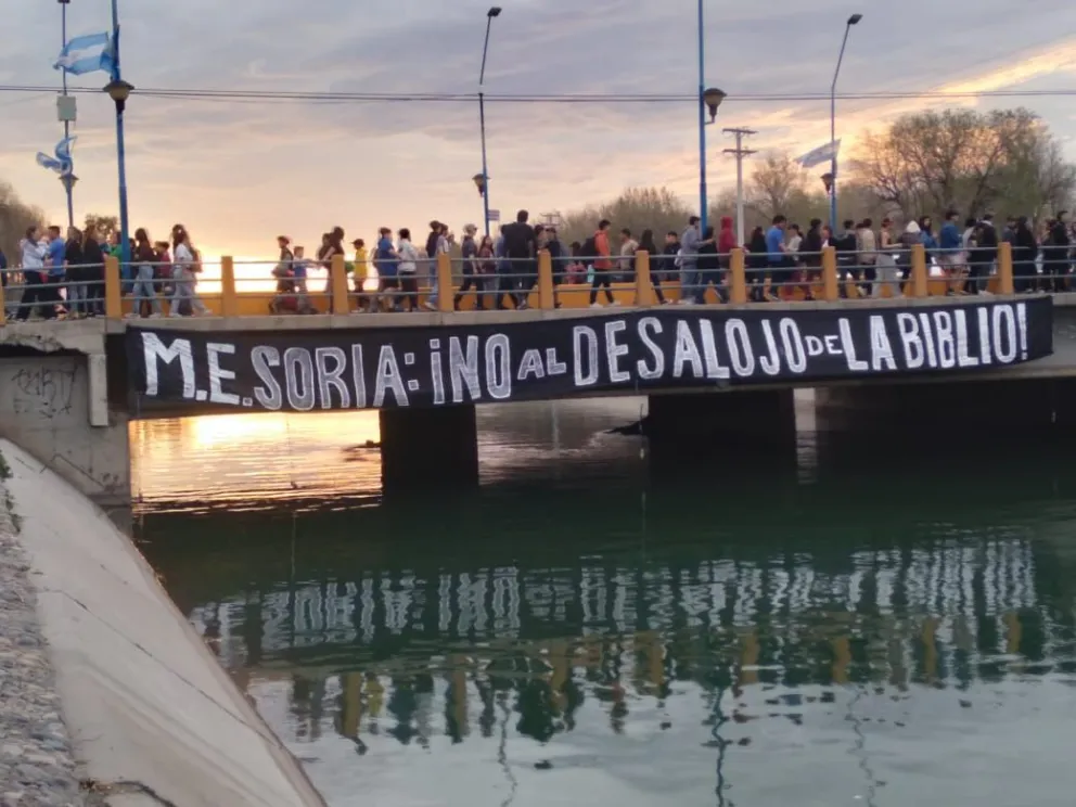 “Soria: ¡No al desalojo de la Biblio!”: la bandera que cuelga en medio de los festejos por el Aniversario de Roca