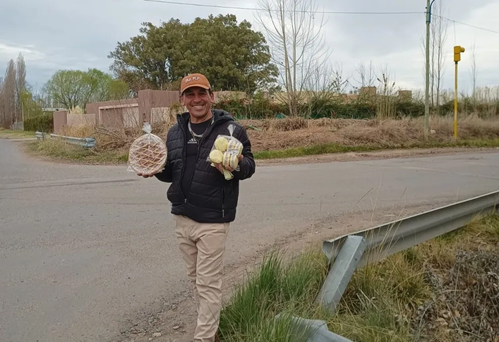 Bomberos apagaron un incendio y un vecino les dio un exquisito regalo…¡Alfajores!