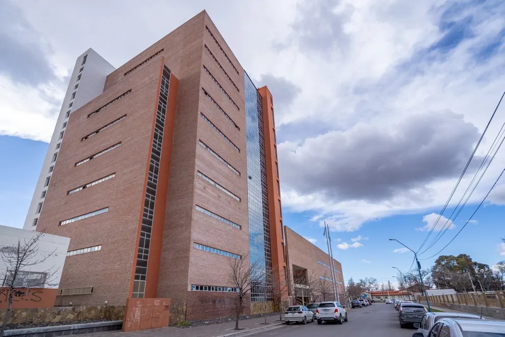 Con título expedido por una universidad pública o privada reconocida. (Foto Carlos Mir)