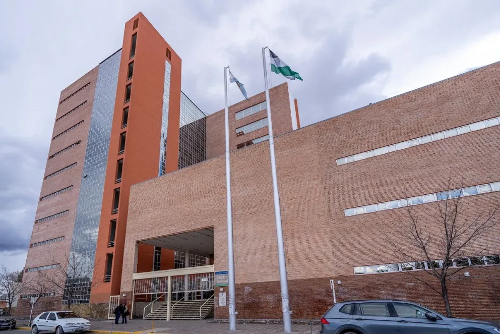 El hecho causó impacto en la ciudad de Allen ya que el hombre fue encontrado por su hijo en un patio compartido en la calle Martin Fierro al 600. 