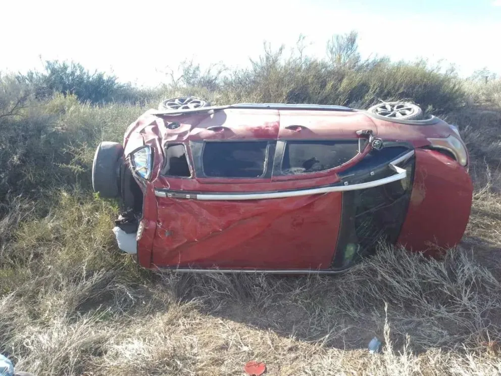 Vuelco en Ruta 22: una mujer de Roca terminó internada en el hospital