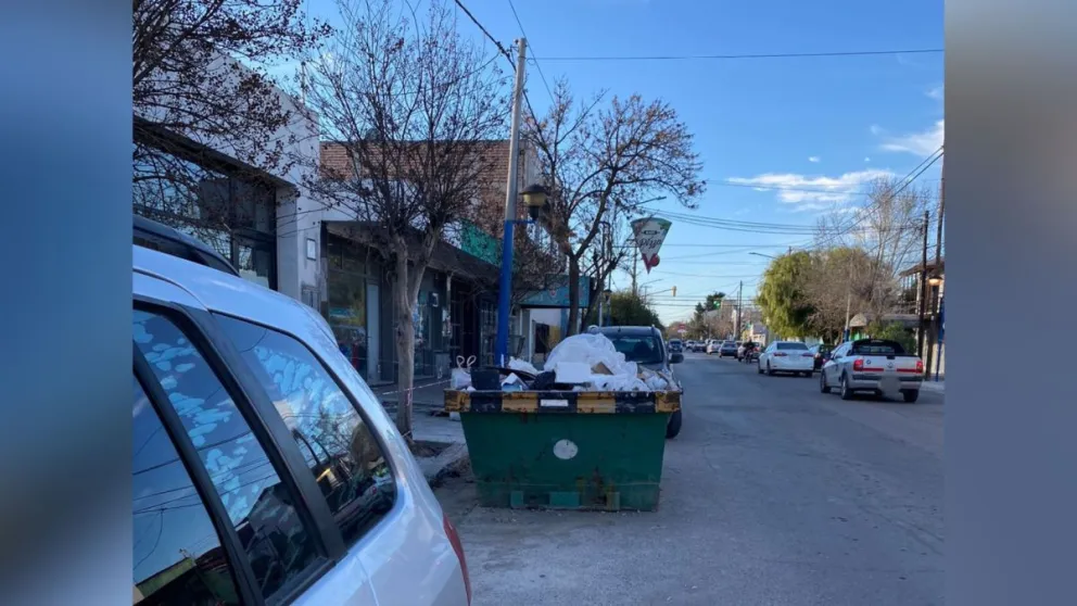 Cerraron la vereda, pusieron un contenedor y ahora la gente cruza por la calle