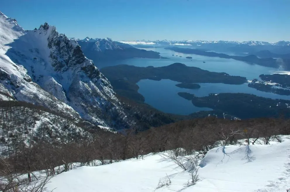 Bariloche: una avalancha atrapó a montañistas en el cerro López y trabajan para rescatarlos