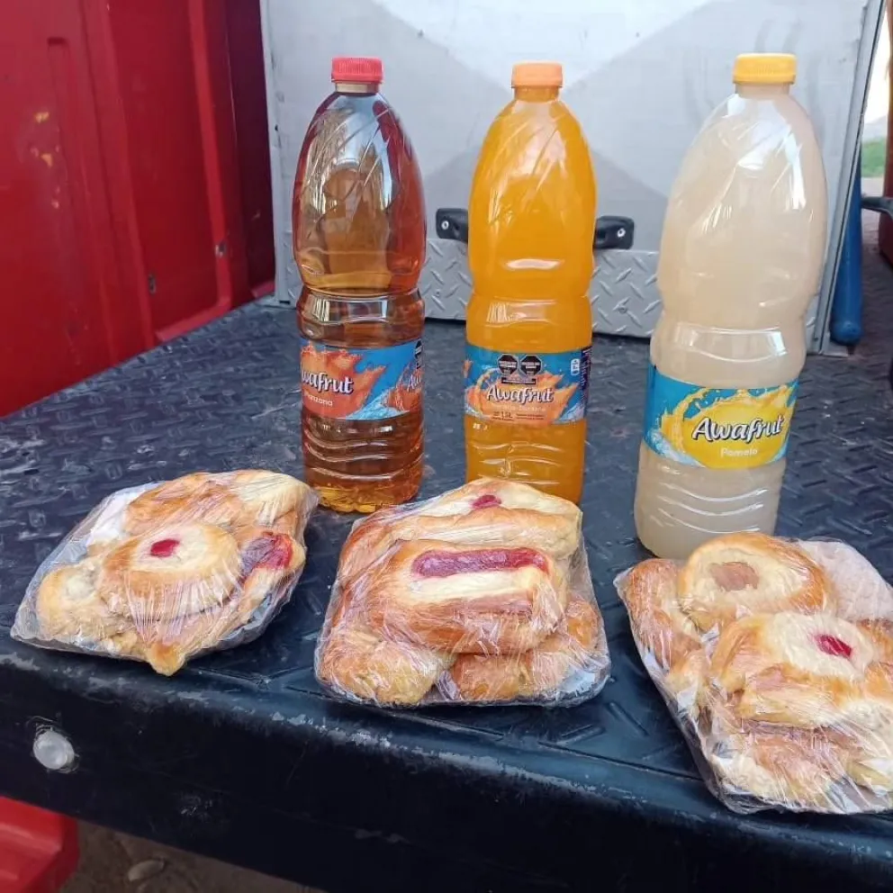Jugos y facturas para recuperar fuerzas: el gran gesto de vecinos con los bomberos
