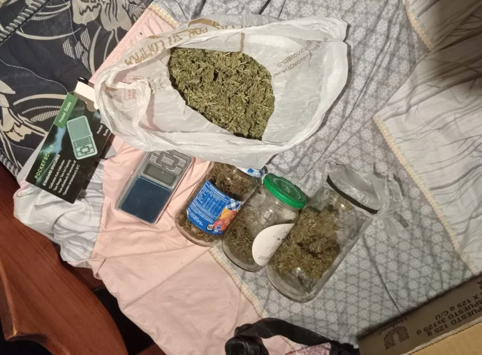 Completito: lo buscaban por robar un comercio y terminó detenido por tenencia de drogas