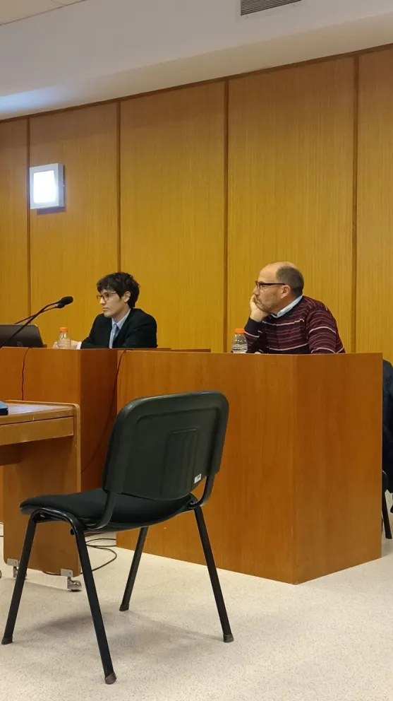 Emiliano Gatti escucha a los testigos junto a su abogado Joaquín Hertzriken Catena. Foto (ANR).