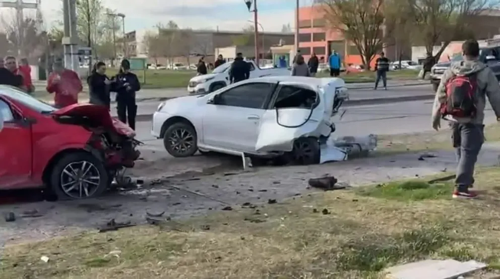 Impactante choque entre dos vehículos: la conductora se habría descompensado