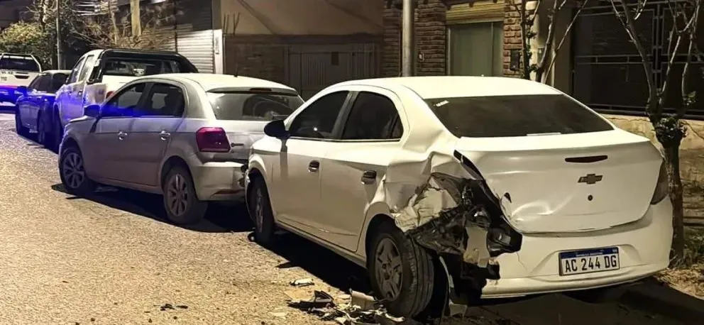 Insólito: un conductor chocó a cuatro autos y se dio a la fuga
