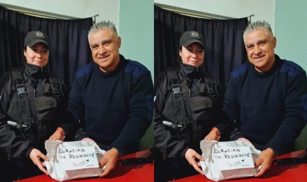 Rescataron a su perrita del canal grande y les agradeció a los policías con un regalo