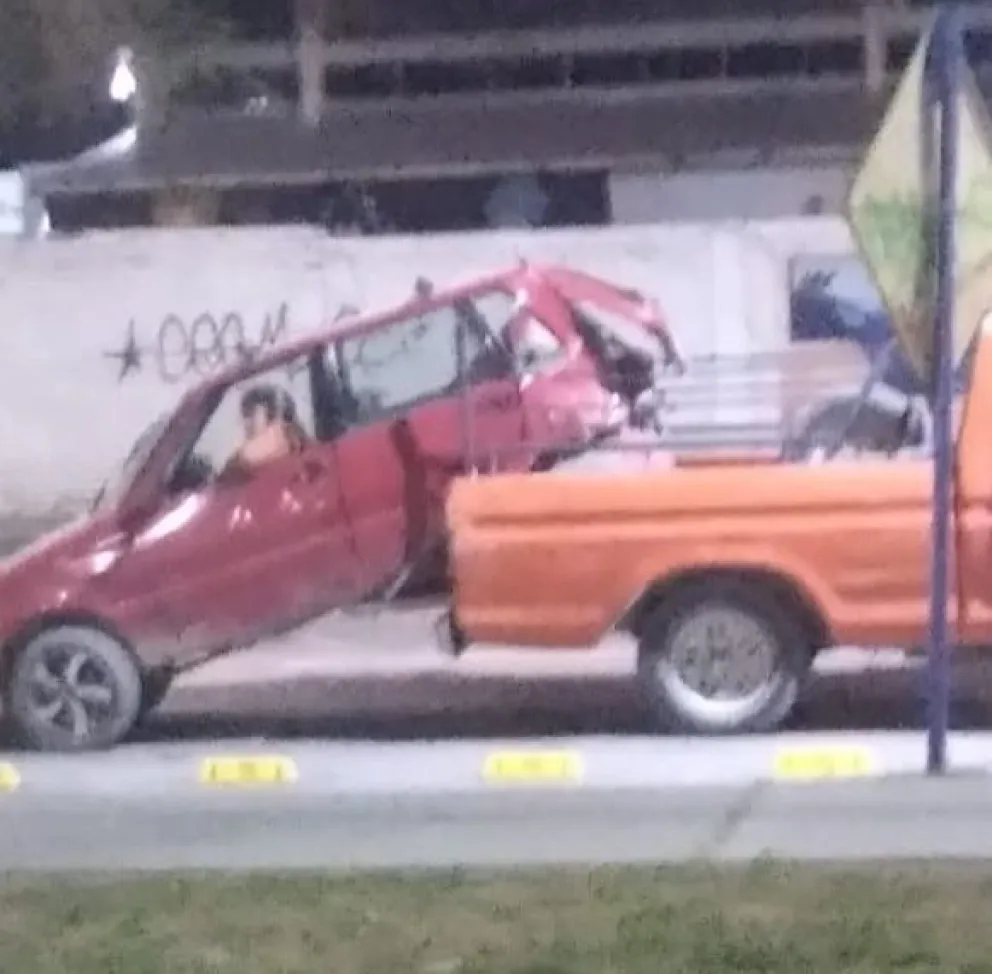 A falta de grúa…: mirá la ingeniosa idea que tuvo este vecino para remolcar su auto