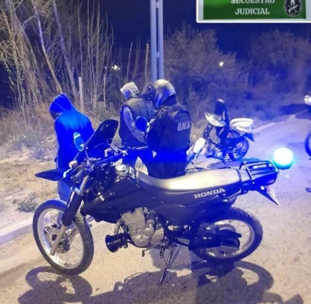 Dos hombres fueron detenidos por tenencia de arma, atentado y resistencia a la autoridad