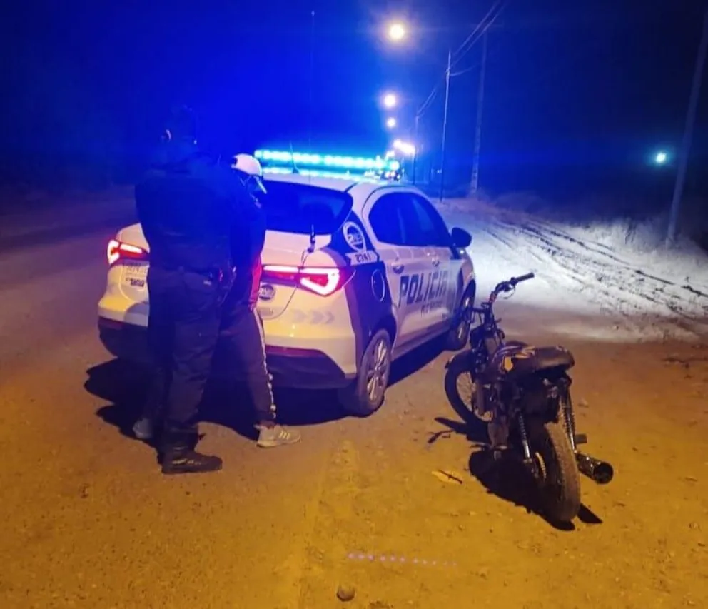 Detuvieron a un hombre mientras se paseaba en moto con una tobillera electrónica